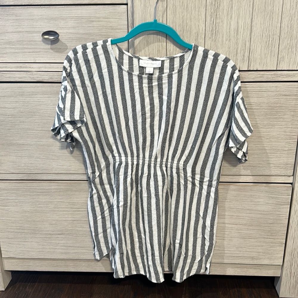 Maternity top.